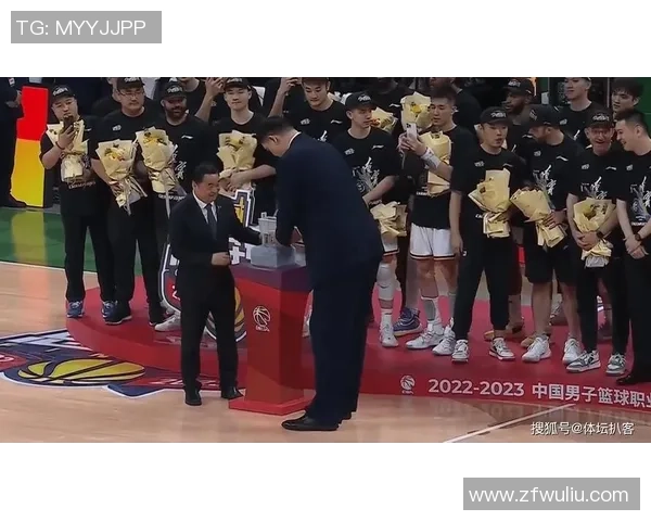 辽宁男篮夺冠姚明亲临现场助威展现篮球精神与团结力量
